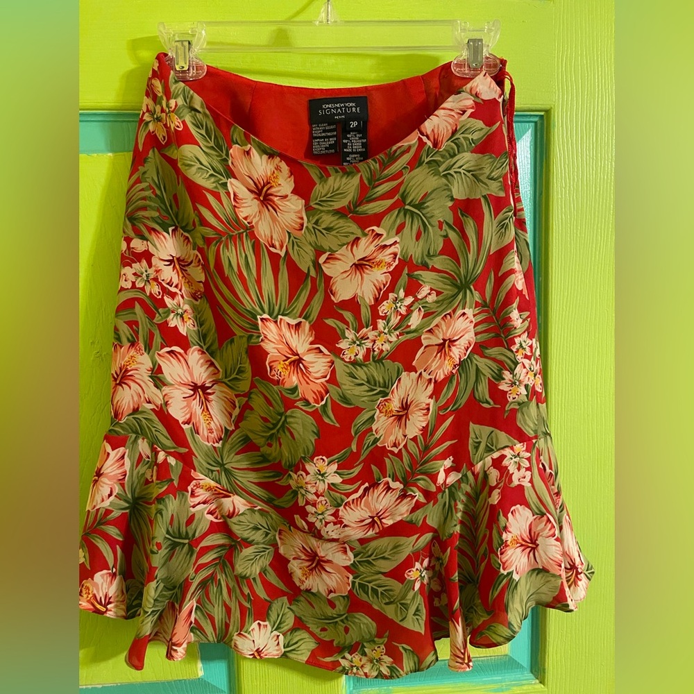 Jones New York Signature Women's Floral Red Skirt Size 2, Made of 100% Silk.